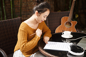 年轻女人写乐谱图片
