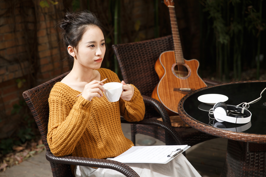 年轻女人写乐谱