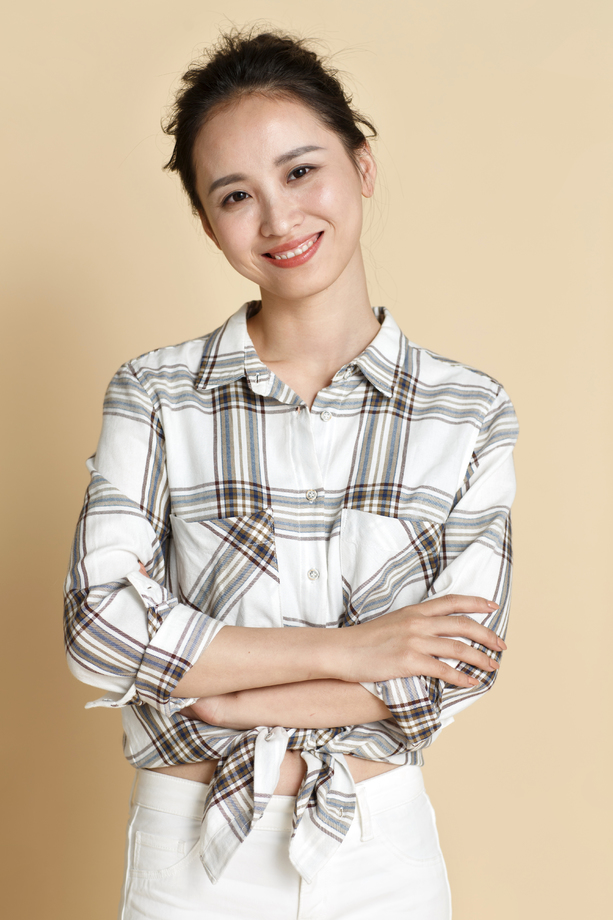快乐的年轻女人照片