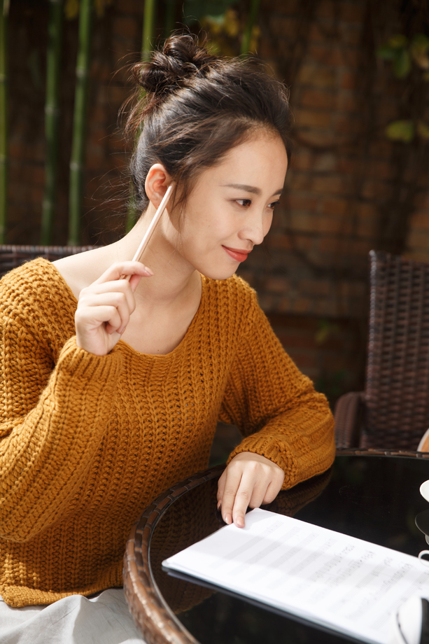 年轻女人写乐谱图片