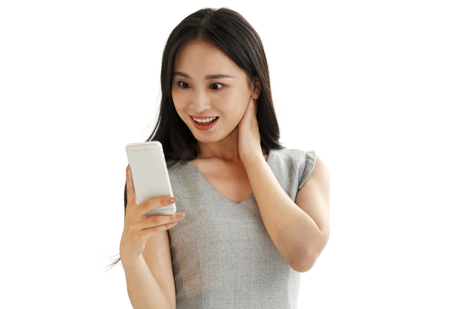 青年女人看手机