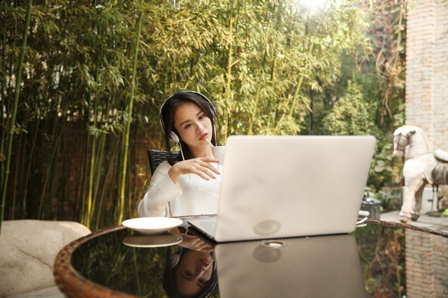 年轻女人使用笔记本电脑照片 年轻女人使用笔记本电脑照片