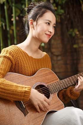 年轻女人弹吉他