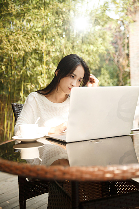 年轻女人使用笔记本电脑照片