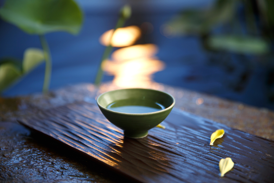 月色下的茶杯图片