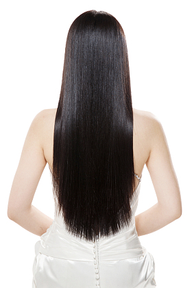 青年女人亮丽丝缎般的头发照片