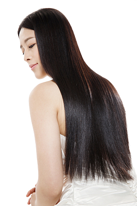 青年女人亮丽丝缎般的头发图片