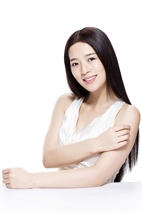 青年女人妆面肖像照片