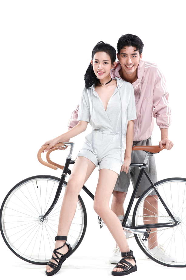 青年情侣骑自行车 青年情侣骑自行车