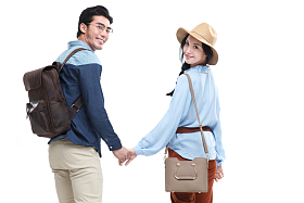 青年情侣旅行图片