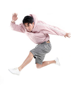 青年男人跳跃