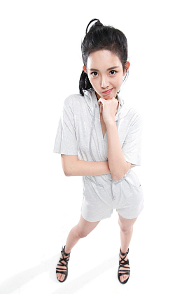 身体变形的青年女孩图片