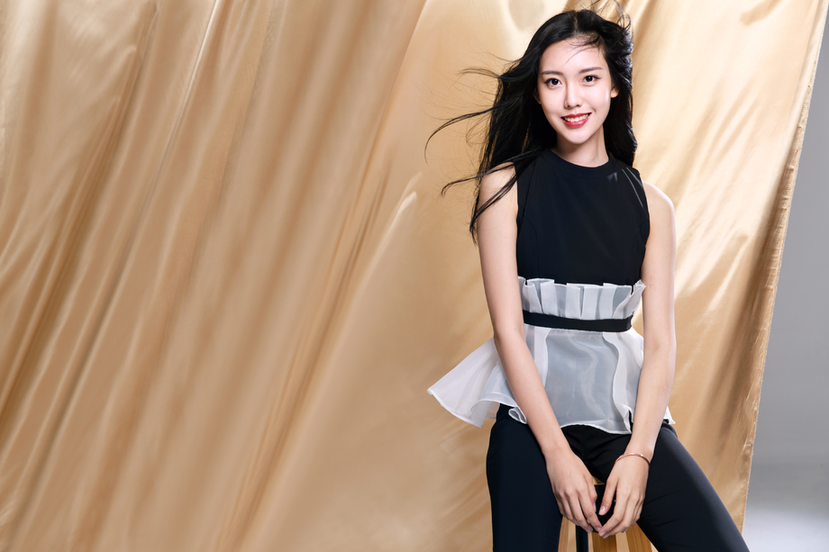 时尚的青年女人 时尚的青年女人