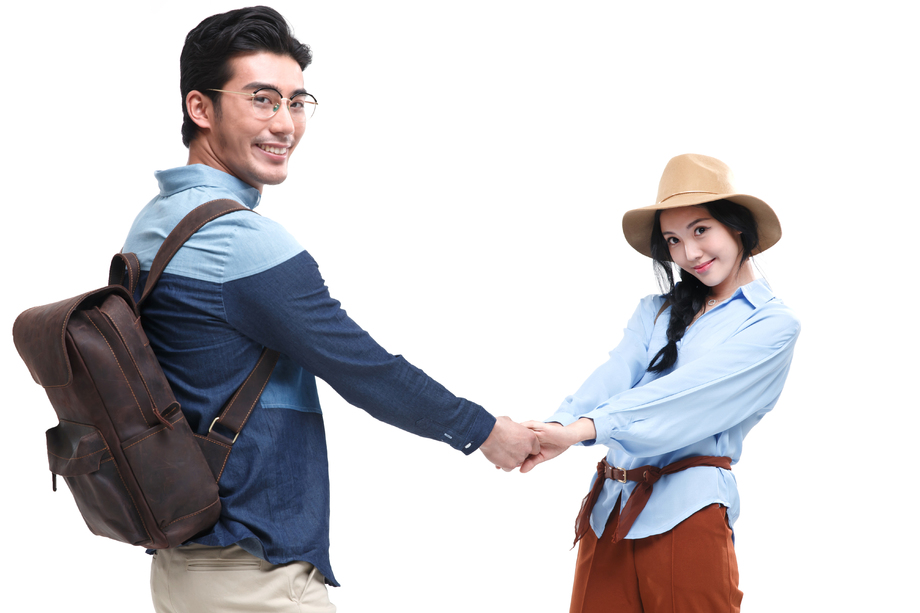 青年情侣旅行图片
