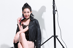 时尚模特在摄影棚照片