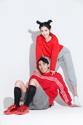 欢乐的青年男女图片