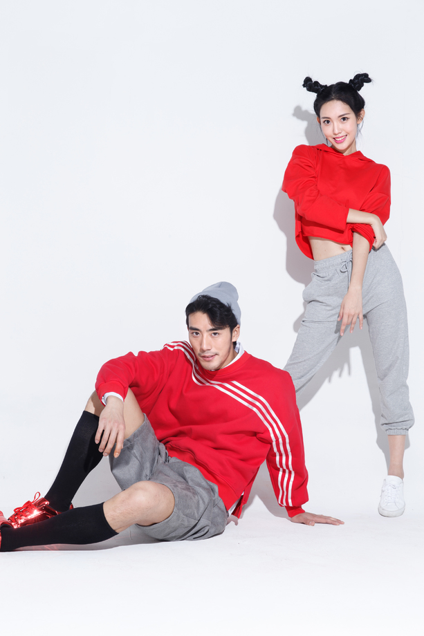 欢乐的青年男女图片