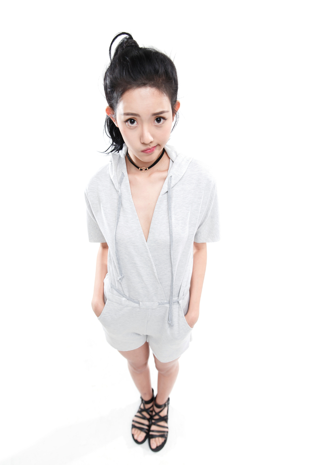 身体变形的青年女孩图片