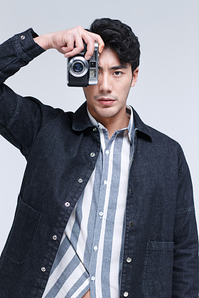 青年男人拿着照相机照片