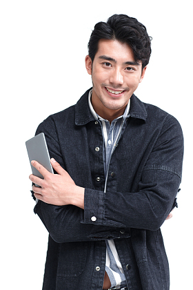 青年男人拿着手机