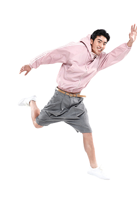 青年男人跳跃图片
