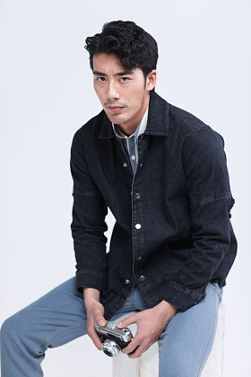 青年男人拿着照相机照片