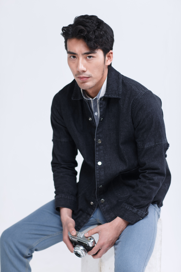 青年男人拿着照相机照片