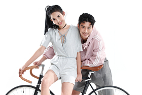 青年情侣骑自行车