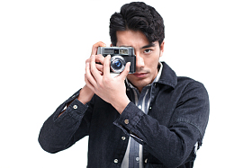 青年男人拿着照相机图片