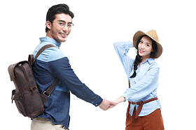 青年情侣旅行图片