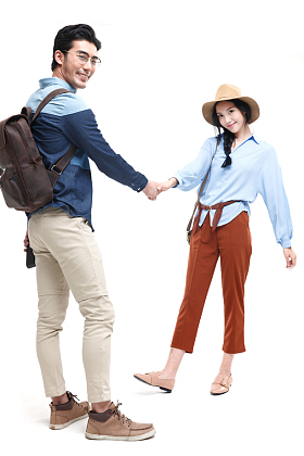 青年情侣旅行图片