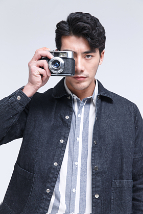 青年男人拿着照相机