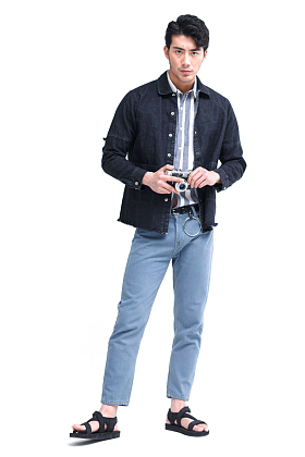 青年男人拿着照相机