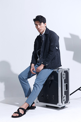 青年模特在摄影