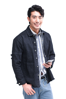 青年男人拿着手机