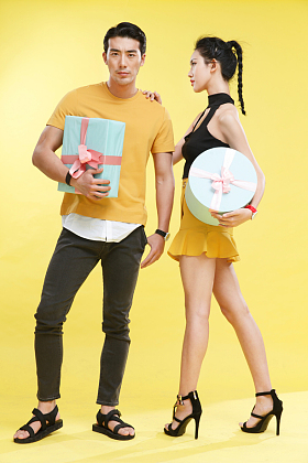 青年情侣拿着礼物图片