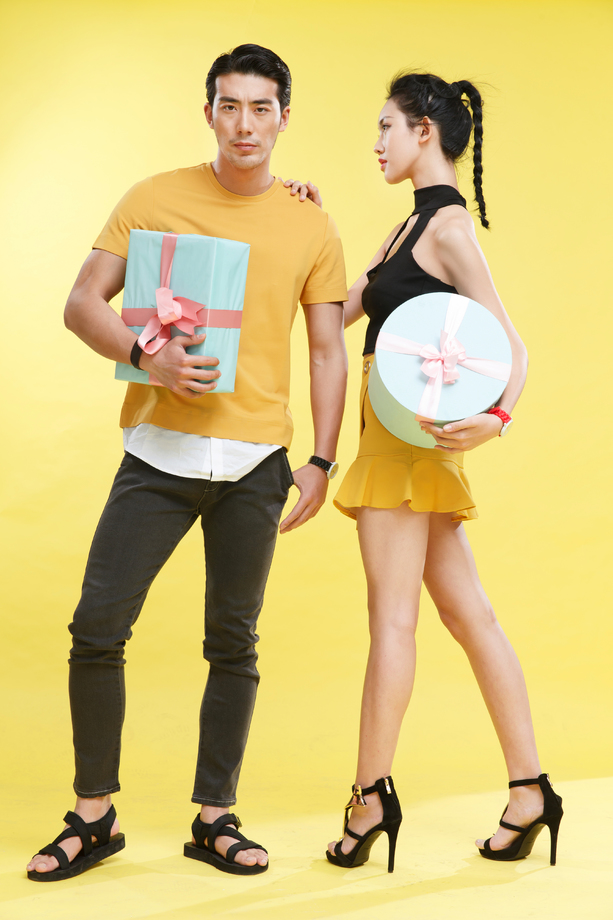 青年情侣拿着礼物图片 青年情侣拿着礼物图片