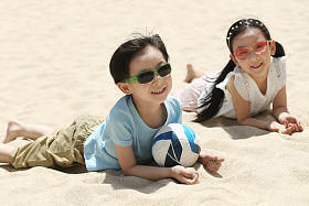 儿童在户外玩耍