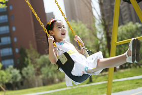 小女孩荡秋千图片