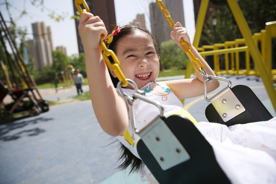 小女孩荡秋千图片 小女孩荡秋千图片
