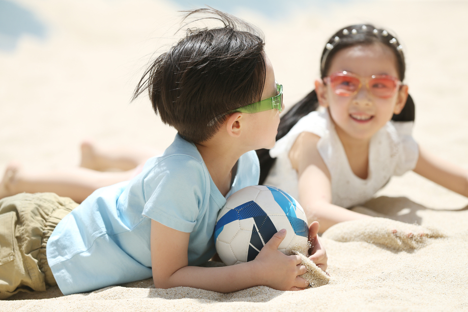 儿童在户外玩耍照片 儿童在户外玩耍照片