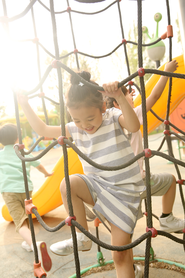 快乐儿童在户外玩耍图片 快乐儿童在户外玩耍图片