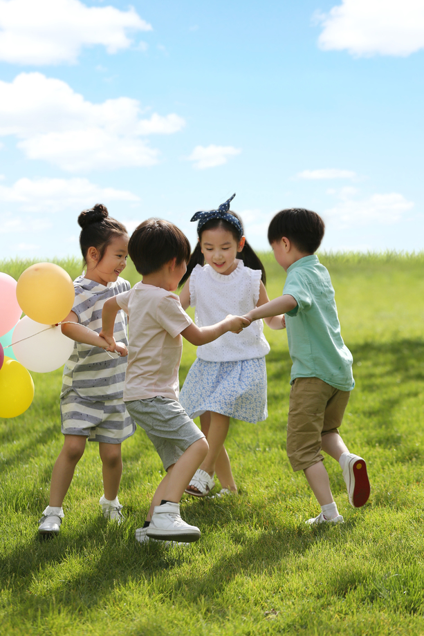 快乐的孩子们在草地上玩耍 快乐的孩子们在草地上玩耍