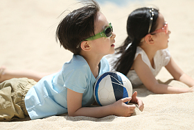 儿童在户外玩耍