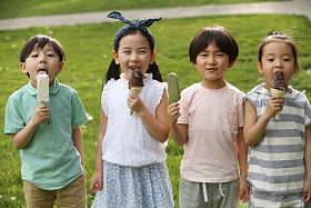 快乐儿童吃冰棍