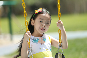 小女孩荡秋千图片