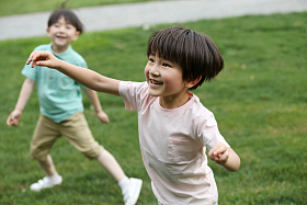 儿童在草地上玩耍照片