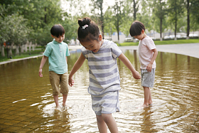 快乐儿童在户外蹚水玩