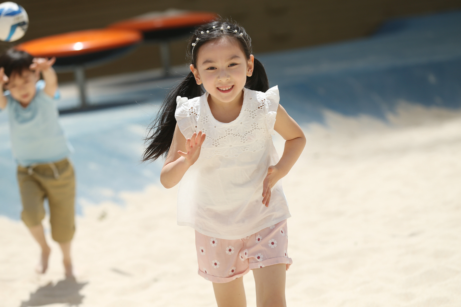 儿童在沙子里踢球照片 儿童在沙子里踢球照片