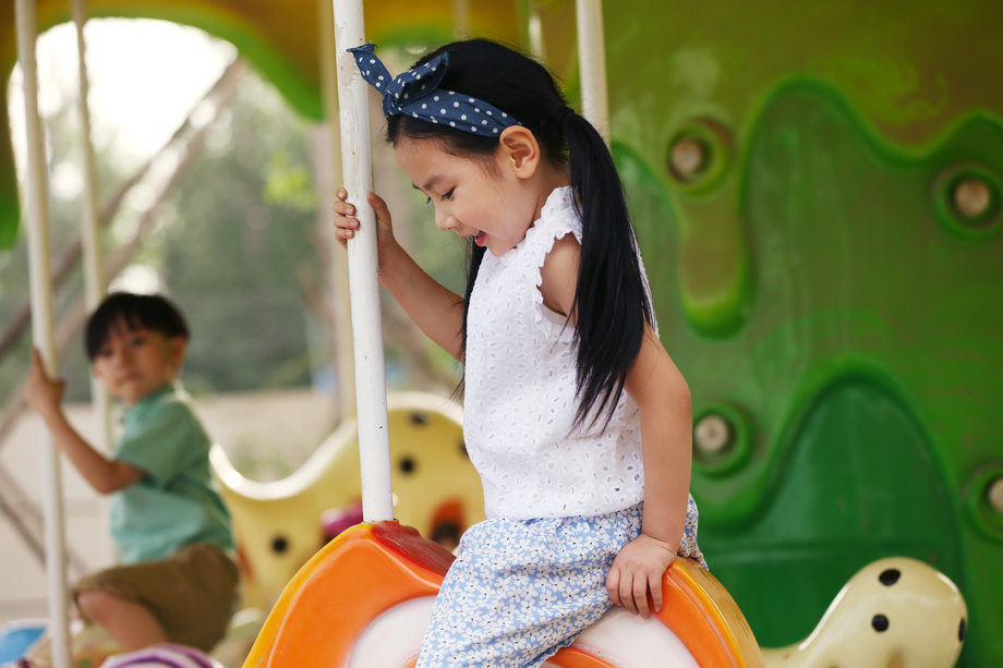 快乐儿童坐旋转木马图片 快乐儿童坐旋转木马图片